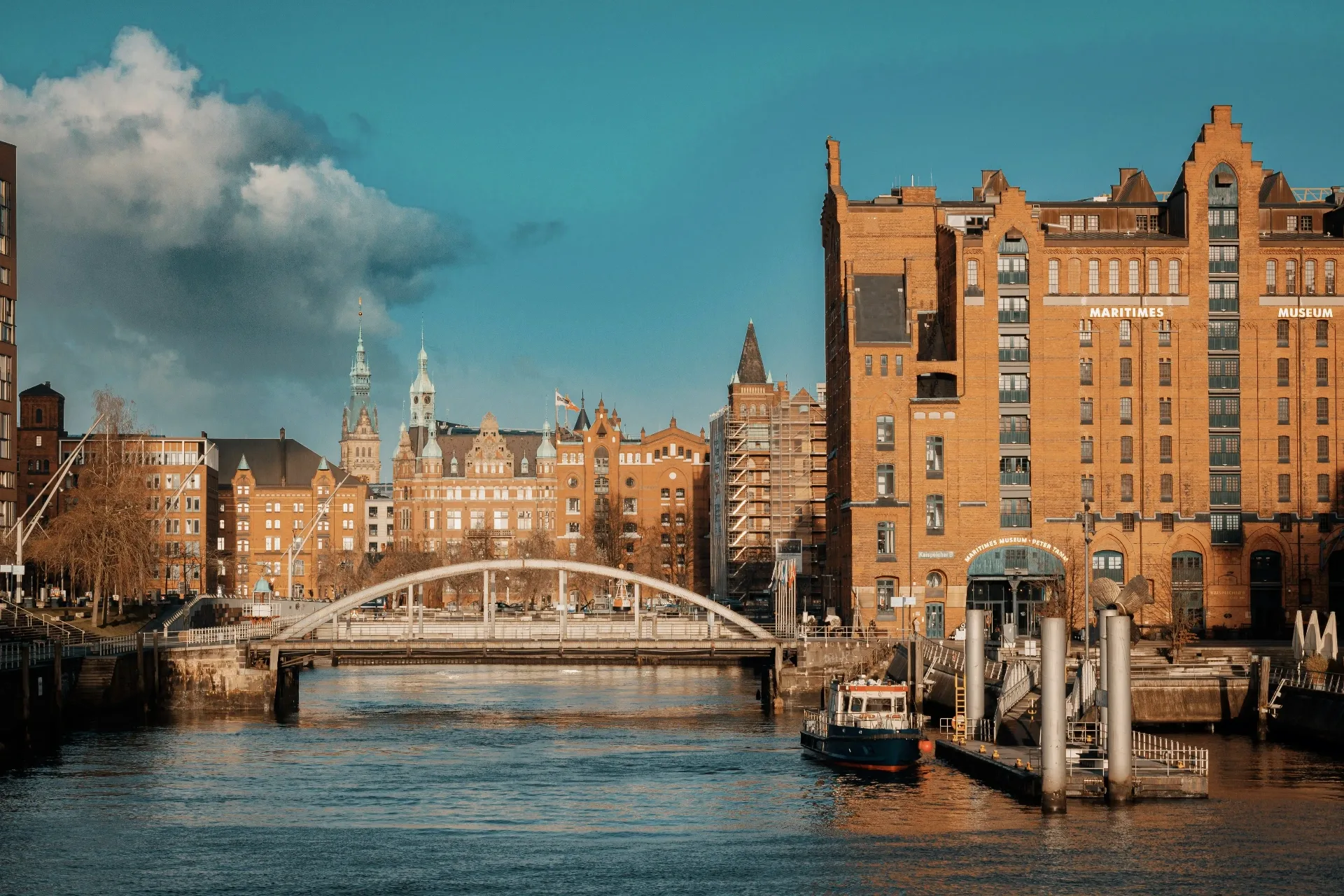 Speicherstadt Hamburg mit Brücke über den Zollkanal, Maritimes Museum im Hintergrund