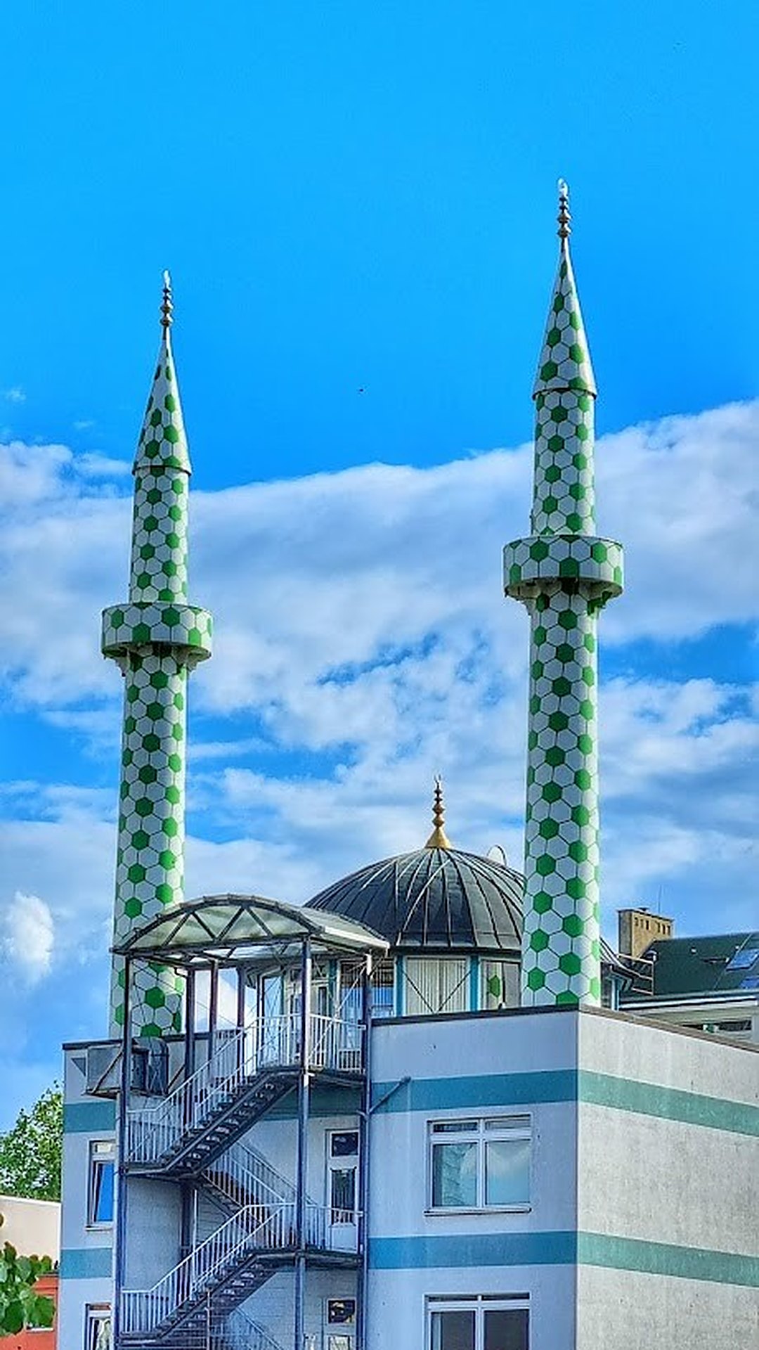 Kuppel und Minarette der Centrum Moschee in Hamburg-Harburg
