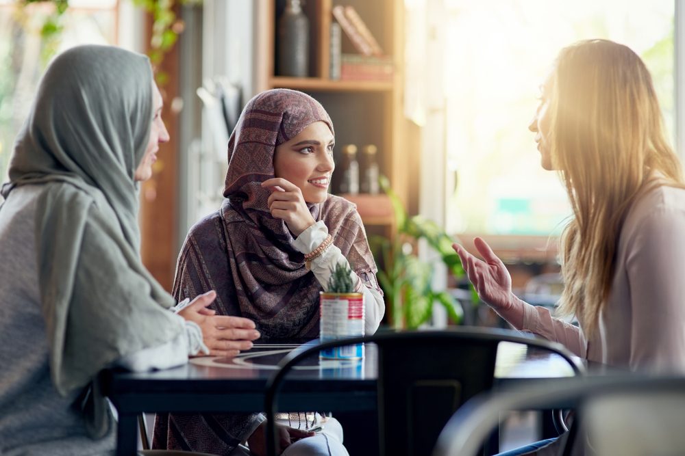 Muslimische Frauen im vertrauensvollen Gespräch bei einem Treffen